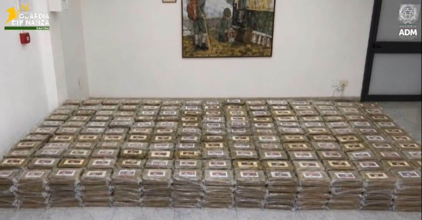 Savona, nuova operazione antidroga da Guardia di Finanza e Dogane: 800 chili di cocaina sequestrata